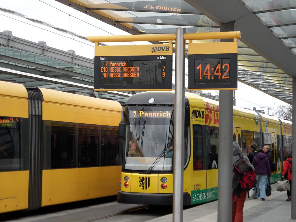 1024px-Dresden_Hauptbahnhof_-_Haltestelle_der_Straßenbahn_(7033568319)